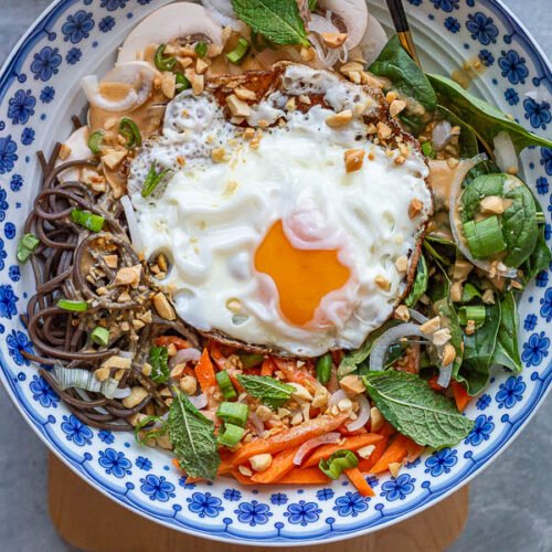 Salade froide de soba à l’œuf frit, sauce cacahuète et légumes croquants