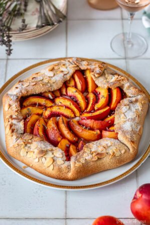 tarte rustique aux nectarines et à la lavande