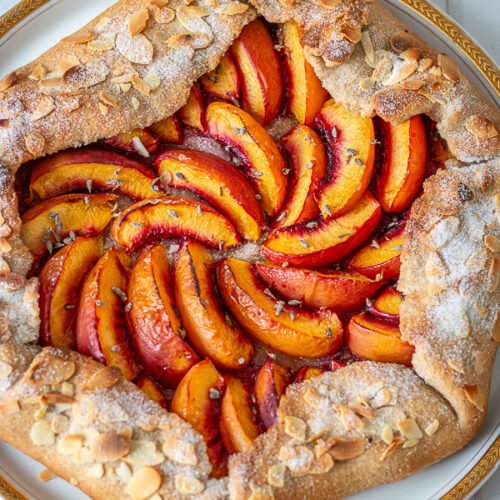 tarte rustique aux nectarines, lavande et amande