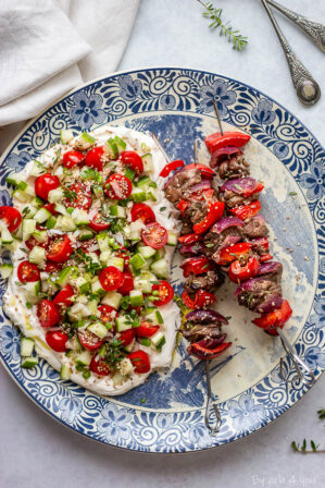 brochettes d'agneau mariné et salade croquante au zaatar